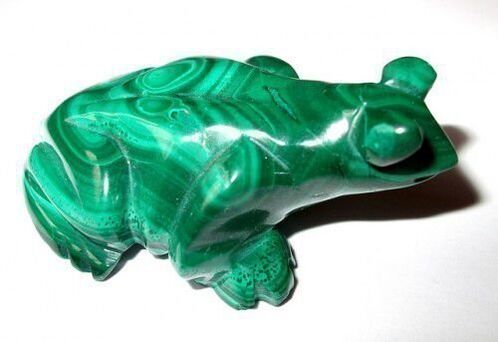 katak perunggu hijau dalam bentuk jimat keberuntungan